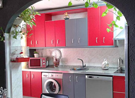 Cocina decorada con vinilo rojo